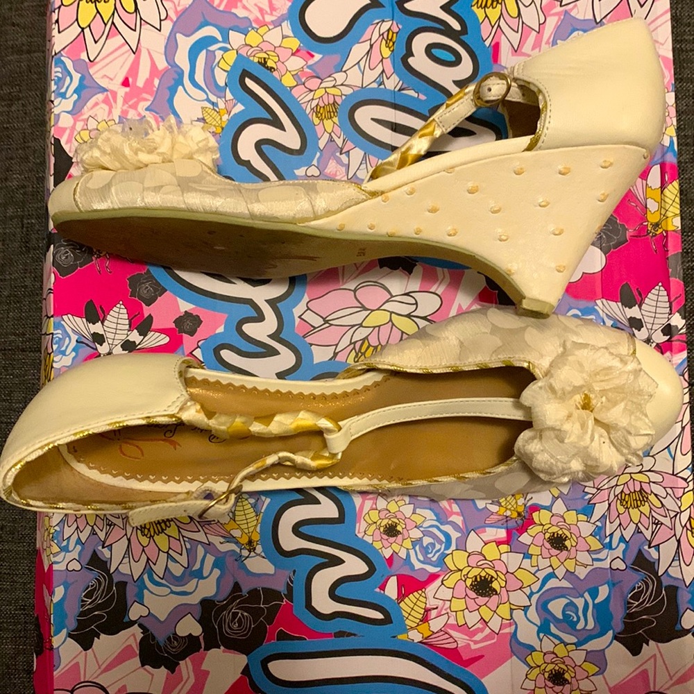 Ivory poetic license wedges sz 41